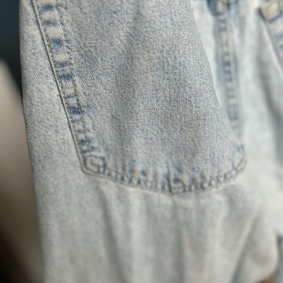 Vintage High-Rise Light Wash Mom Jeans - Picture 7 of 8